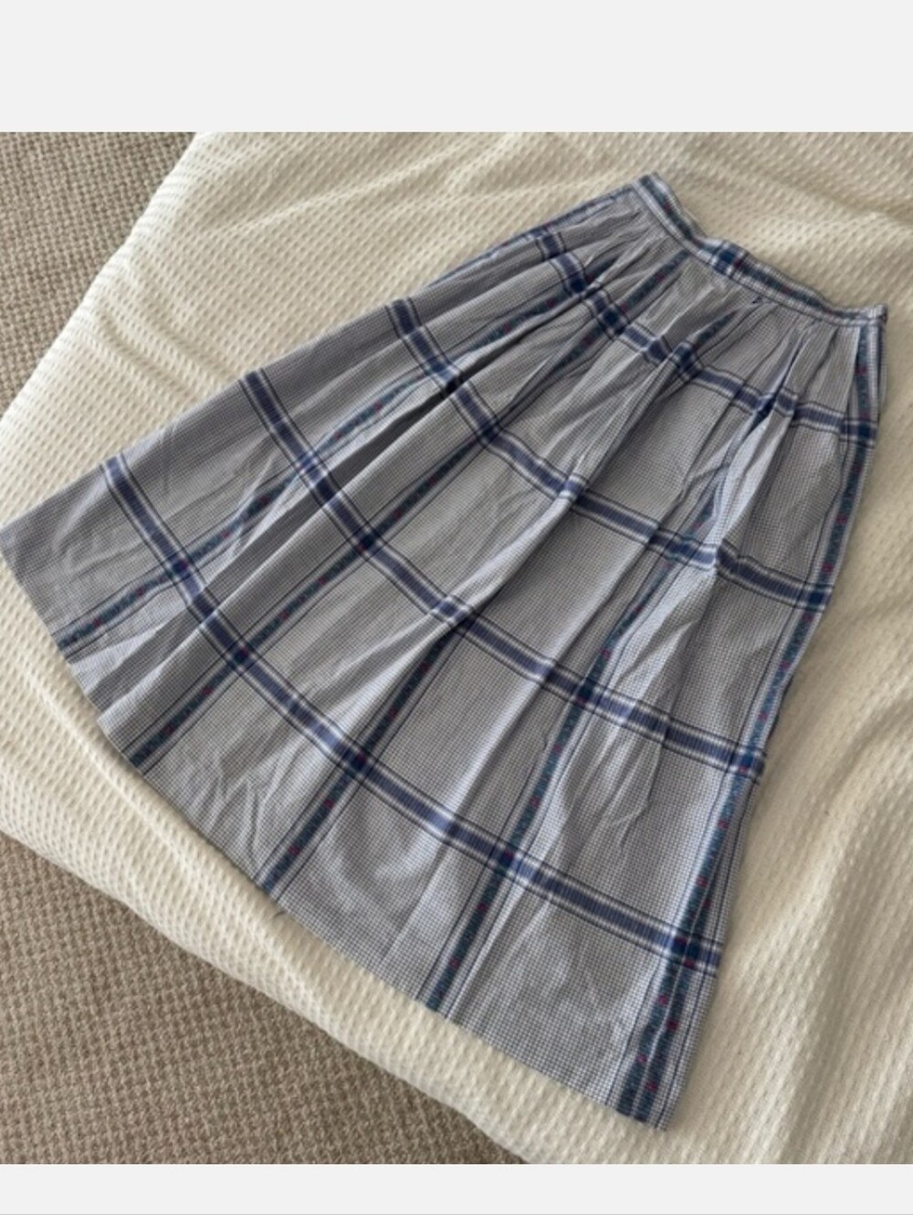 ✨️3/$40✨️ Vintage White and Blue with rose detail cotton skirt